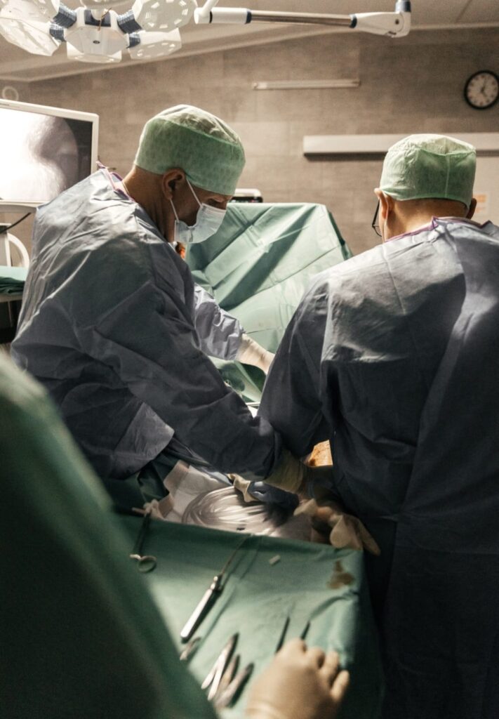 Фотограф показав, як оперують воїнів у добровольчому шпиталі в Івано-Франківську