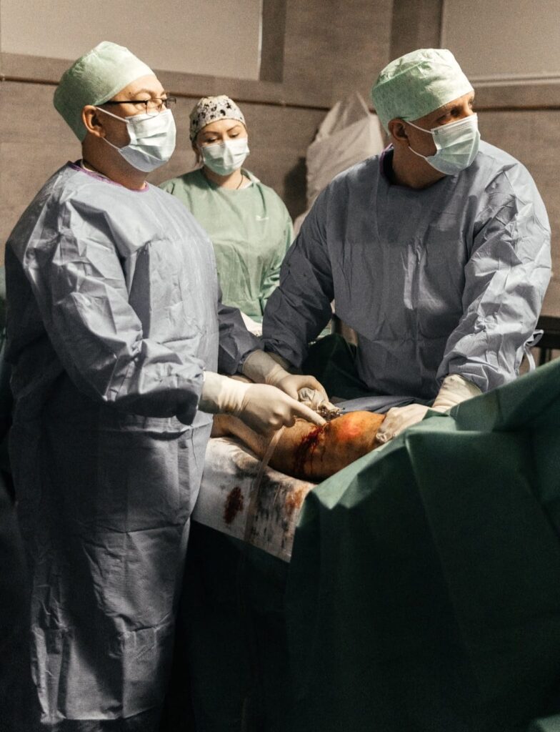 Фотограф показав, як оперують воїнів у добровольчому шпиталі в Івано-Франківську