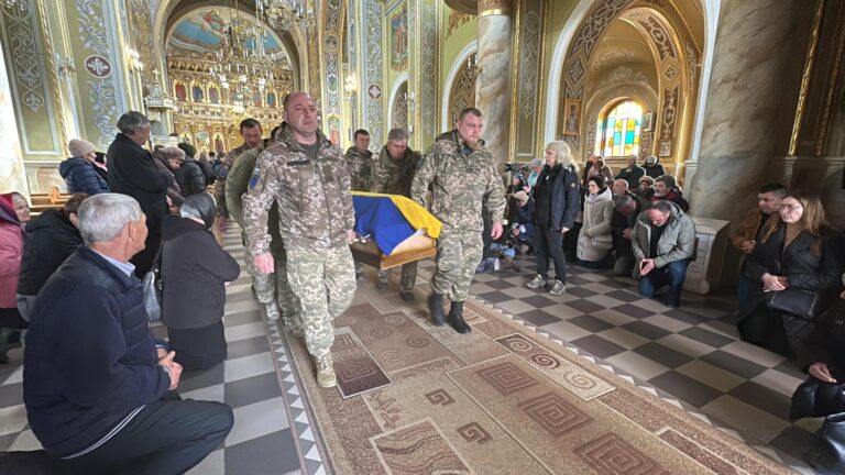 Надвірнянська громада на колінах провела в останню путь Героя Тараса Шпинту ФОТО