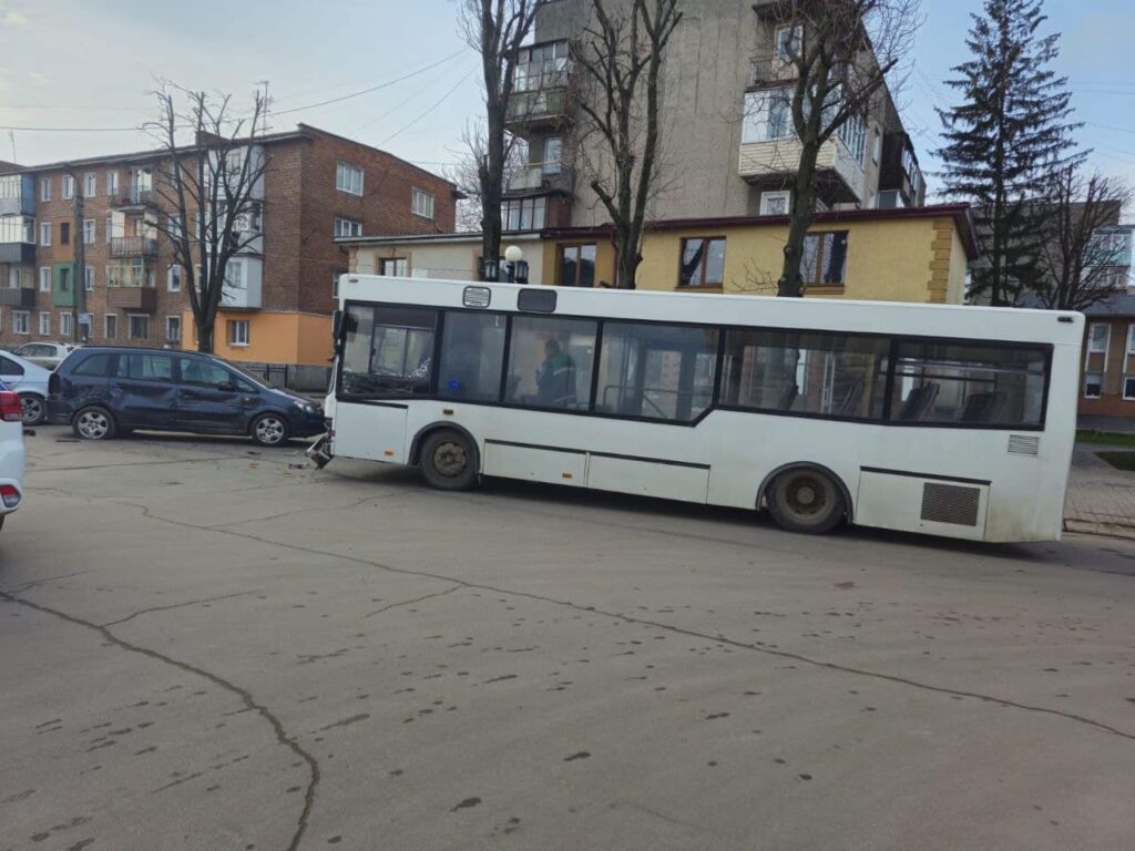 ДТП у Коломиї: зіткнулись рейсовий автобус та легковик