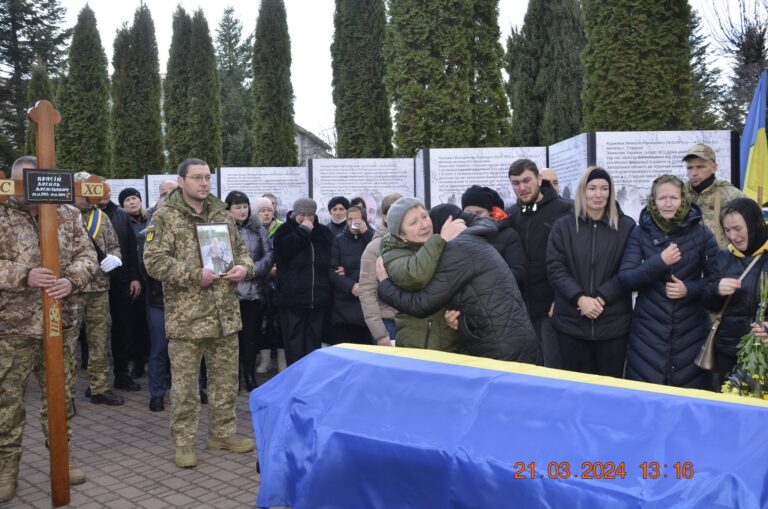 На щиті повернувся додому на Богородчанщину захисник Василь Красій