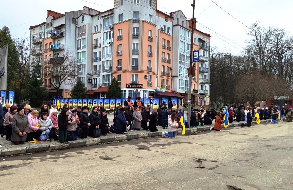 На Тлумаччині зустріли скорботний кортеж із загиблим захисником Дмитром Морозовим