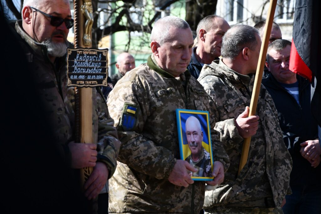 Рогатинська громада з почестями зустріла загиблого захисника Володимира Андрусіва