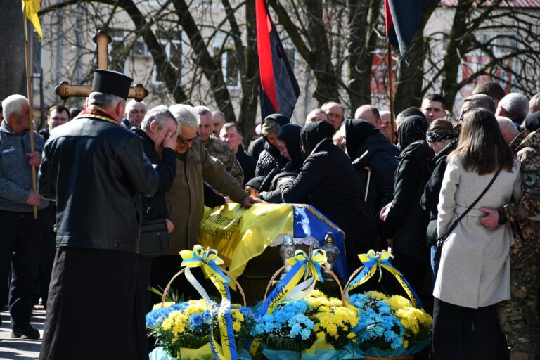 Рогатинська громада з почестями зустріла загиблого захисника Володимира Андрусіва