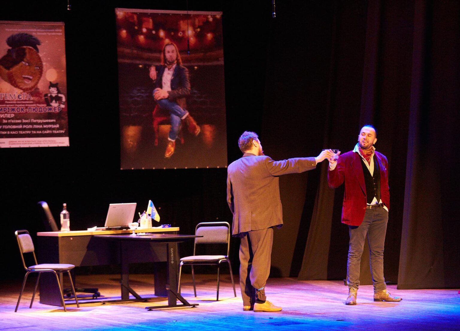 Франківцям показали прем'єру вистави,Хто це замовив,Руслан Марцінків