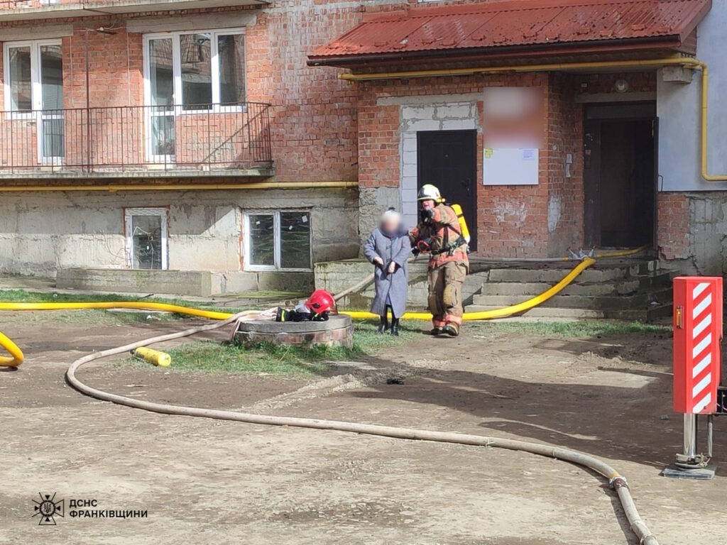 У Коломиї виникла пожежа в 9-поверхівці: врятували 14-річного хлопця і ще 5 мешканців евакуювали. ФОТО