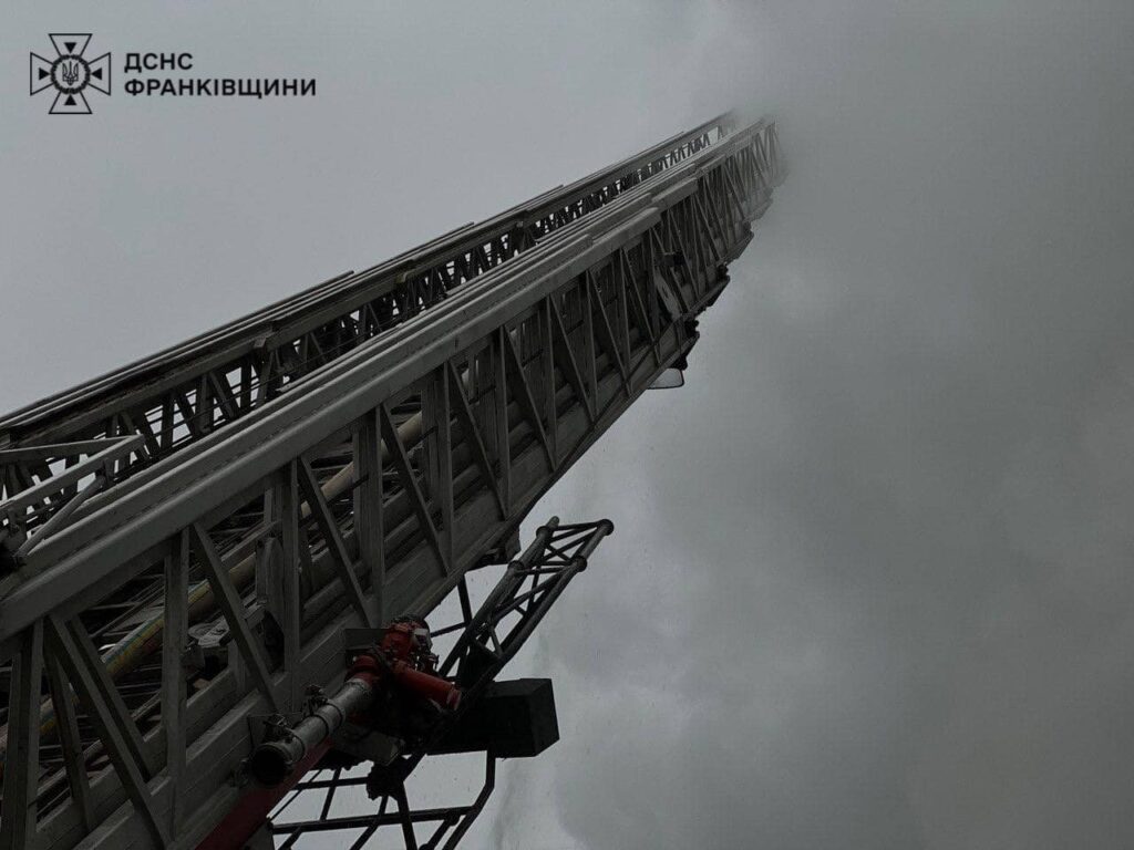Понад 160 рятувальників гасили пожежу після прильоту на Прикарпатті. ФОТО