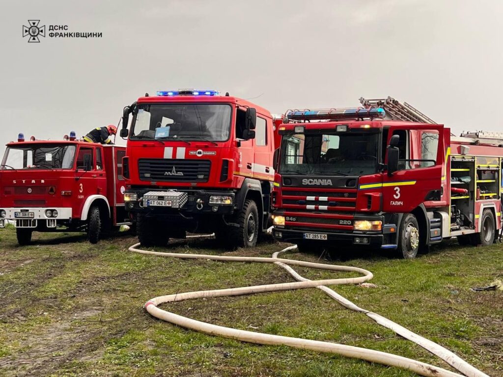 Понад 160 рятувальників гасили пожежу після прильоту на Прикарпатті. ФОТО