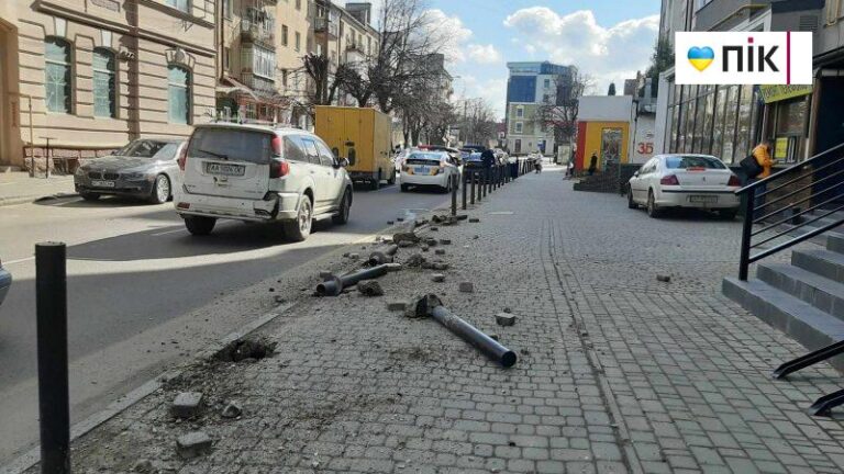 У Франківську водій авто зніс антипаркувальні стовпці. ФОТО