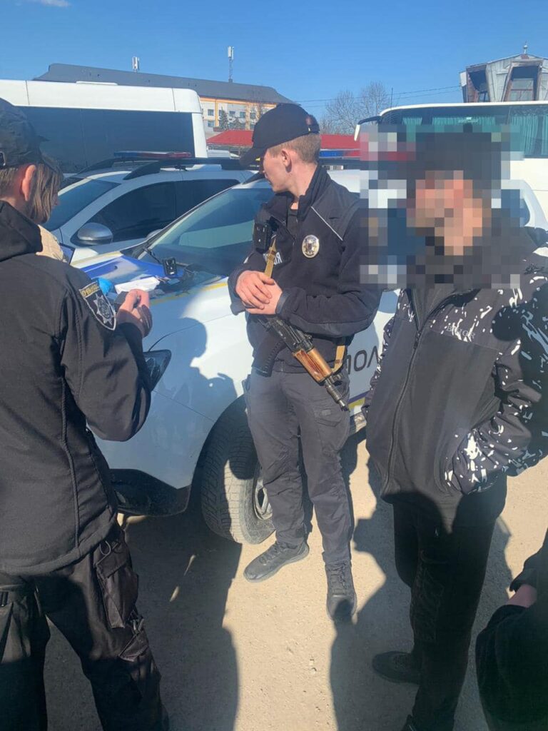 Поліція затримала на автостанції в Коломиї чоловіка з наркотиками