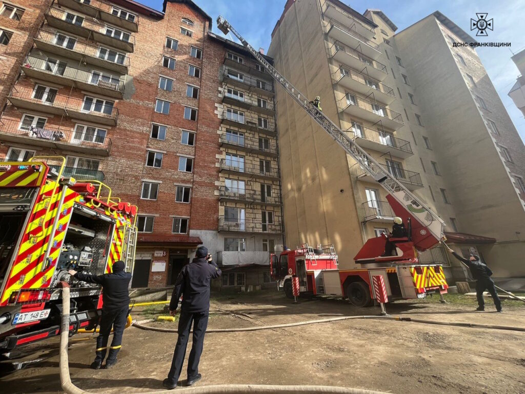 У Коломиї виникла пожежа в 9-поверхівці: врятували 14-річного хлопця і ще 5 мешканців евакуювали. ФОТО