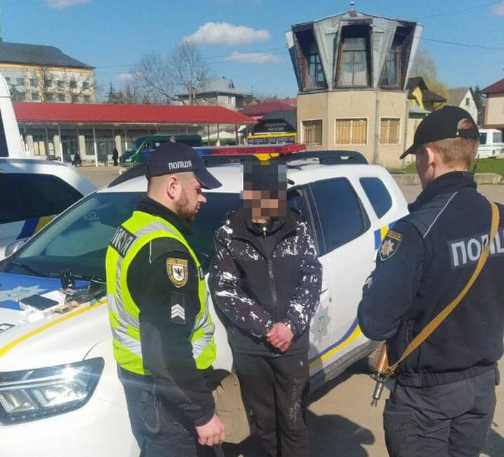 Поліція затримала на автостанції в Коломиї чоловіка з наркотиками