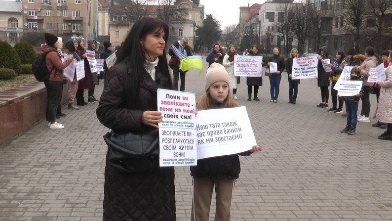 В Івано-Франківську відбувся мирний пікет за демобілізацію військових після 18 місяців служби