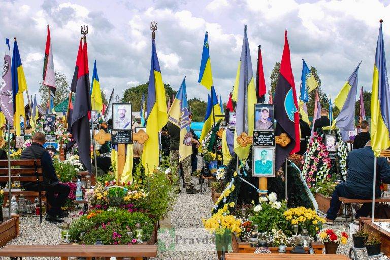 Сьогодні Івано-Франківськ прощатиметься із двома полеглими героями - Євгеном Лептюком та Володимиром Даценком