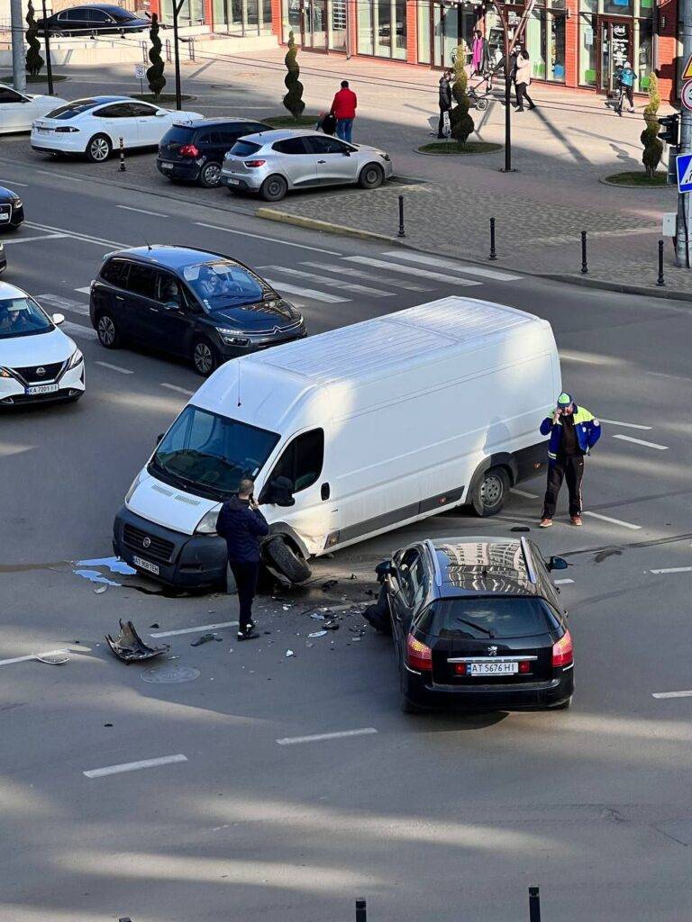 ДТП у Франківську: зіткнулись дві автівки. ФОТО