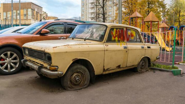 У Франківську знаходиться близько пів тисячі покинутих авто