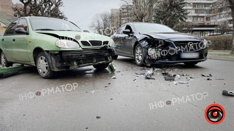 ДТП у Коломиї: не розминулись “Mazda” та “Daewoo”. ФОТО