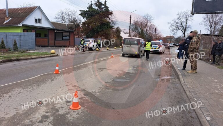 У Коломиї неповнолітня дівчина потрапила під колеса авто, її госпіталізували