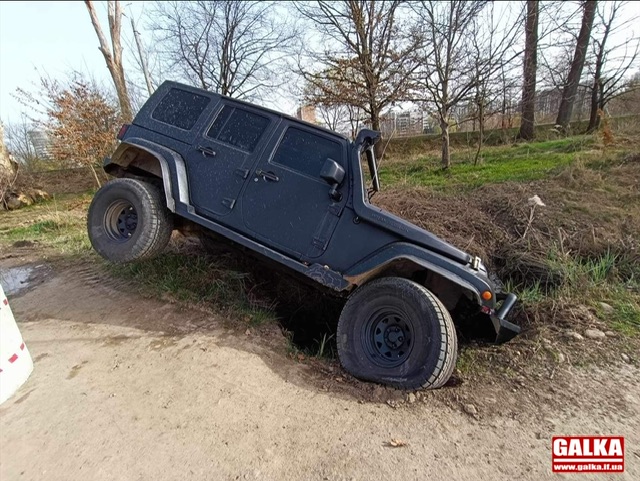 У Івано-Франківську позашляховик застряг у кюветі