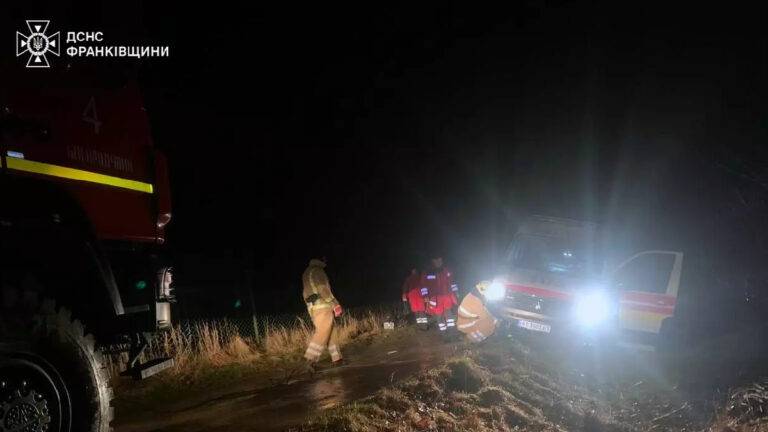 На Прикарпатті автомобіль швидкої допомоги застряг на дорозі