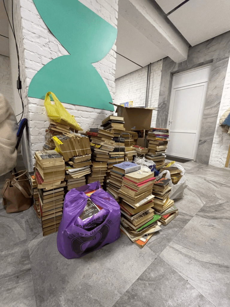 За два тижні франківці зібрали 120 кг російських книг, кошти спрямували на ЗСУ