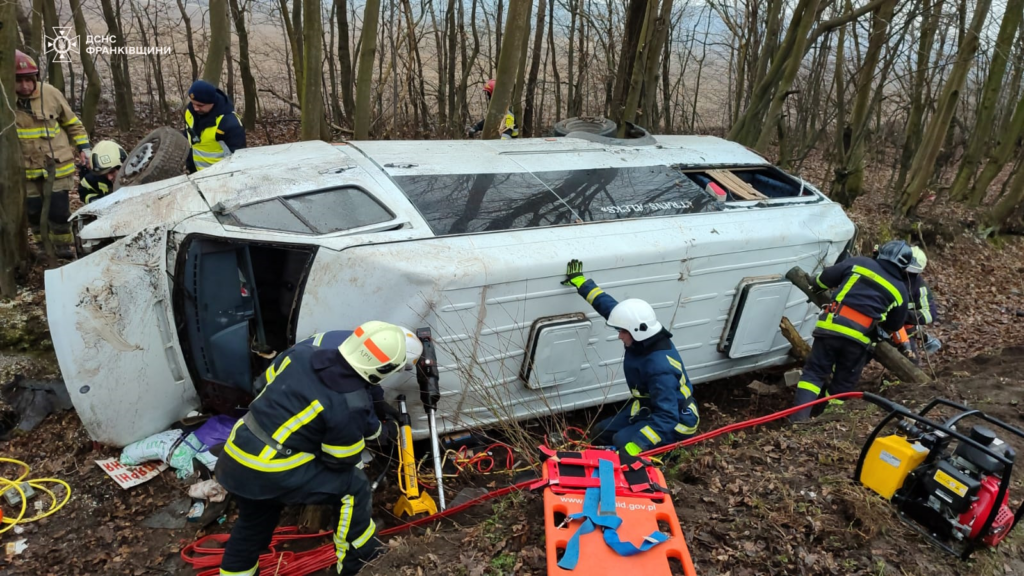 Жахлива автотроща на Прикарпатті за участі автобуса й авто: відомо про трьох загиблих