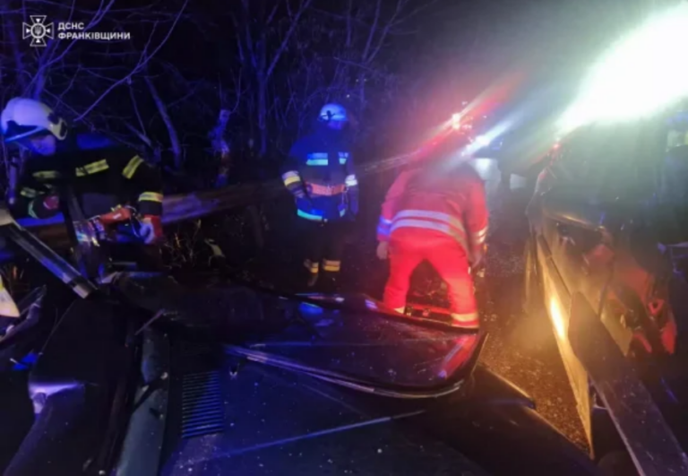 У Делятині сталась масштабна ДТП: з понівеченого авто витягли людину