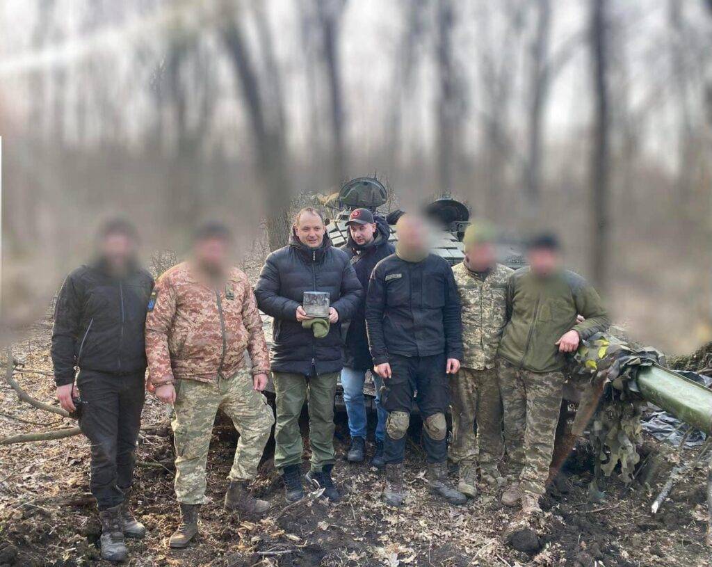 Мер Франківська відвіз захисникам на Донеччину 230 FPV-дронів