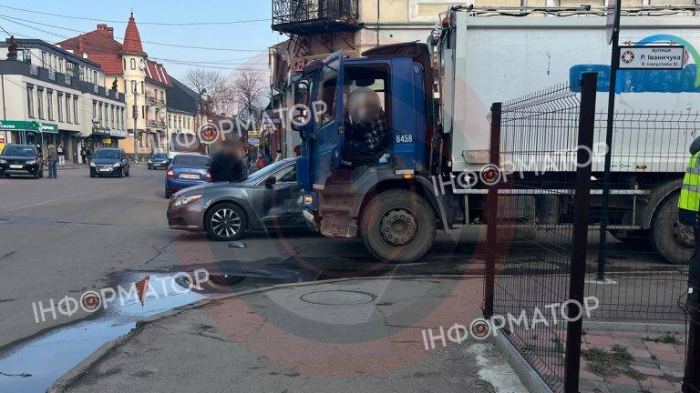 У середмісті Коломиї сталась ДТП за участі вантажівки та легковика