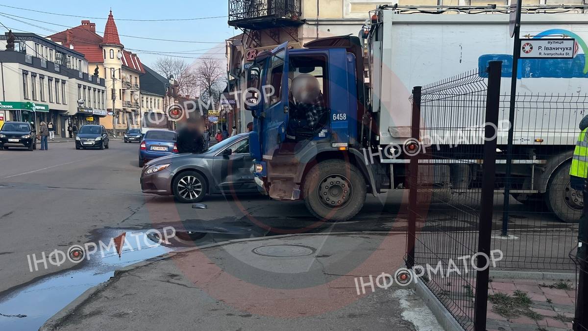 У середмісті Коломиї сталась ДТП за участі вантажівки та легковика