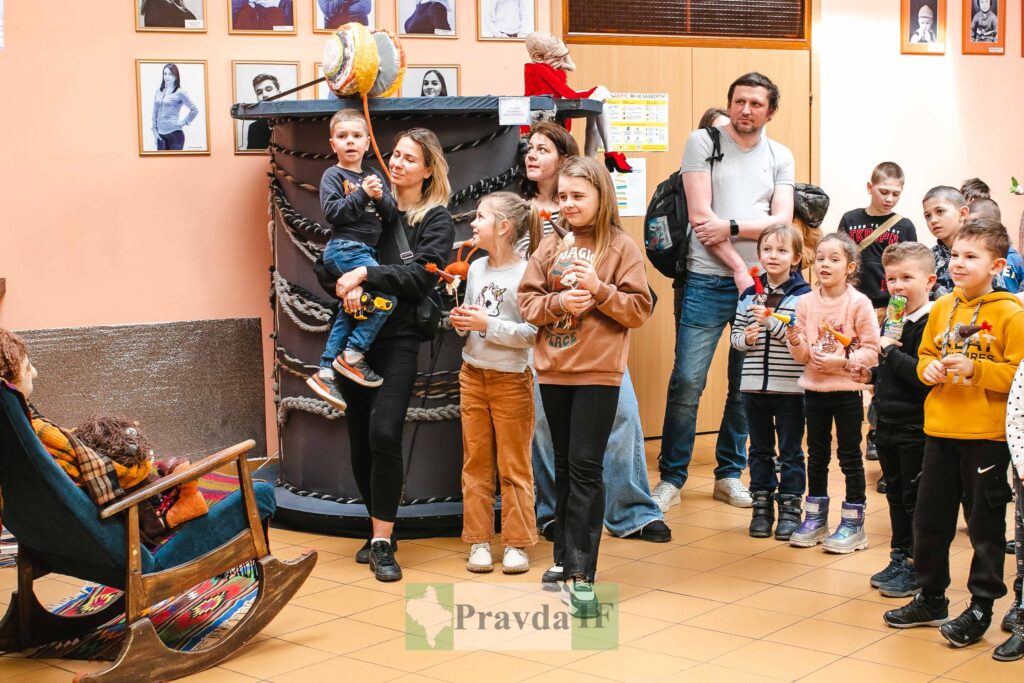 У Івано-Франківську відзначили День лялькаря показами благодійної вистави і створенням пальчикових іграшок ФОТО