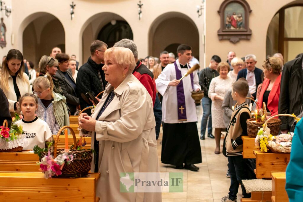 Завтра Великдень: в Івано-Франківську освятили великодні кошики ФОТОРЕПОРТАЖ