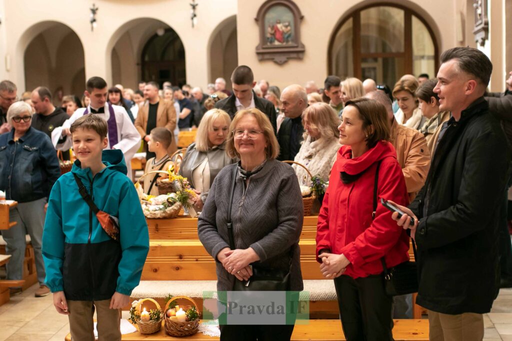 Завтра Великдень: в Івано-Франківську освятили великодні кошики ФОТОРЕПОРТАЖ