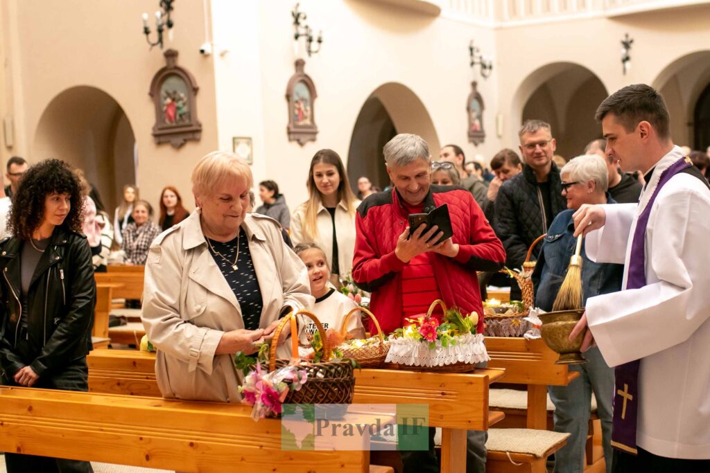 Завтра Великдень: в Івано-Франківську освятили великодні кошики ФОТОРЕПОРТАЖ