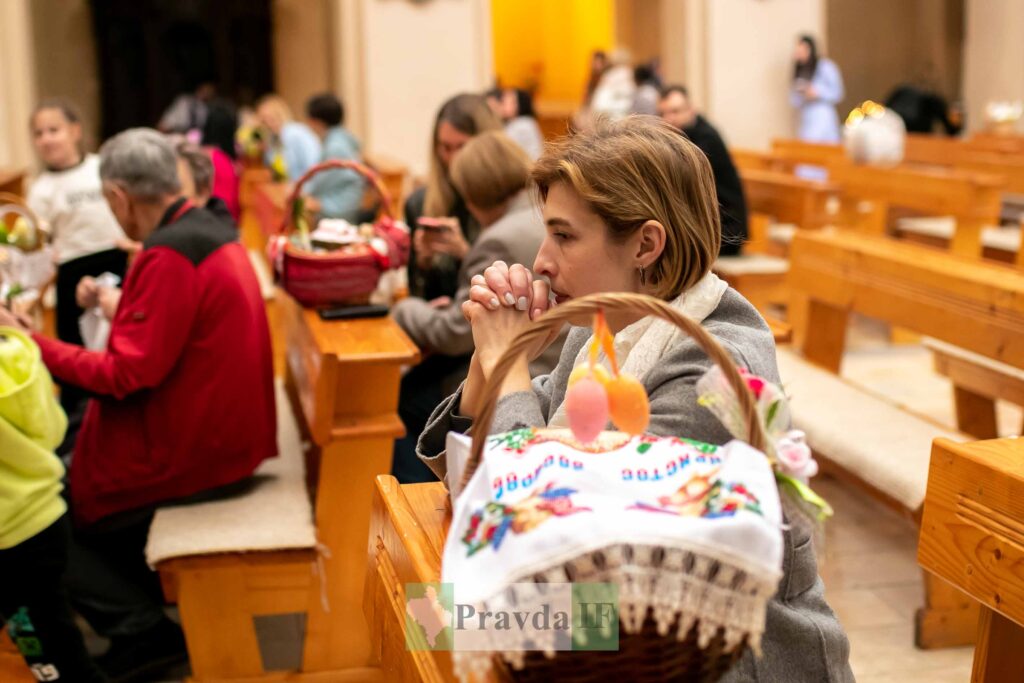 Завтра Великдень: в Івано-Франківську освятили великодні кошики ФОТОРЕПОРТАЖ