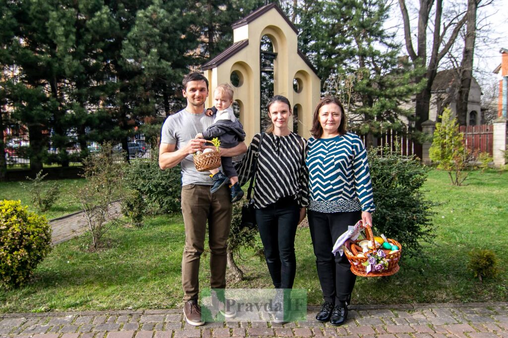 Завтра Великдень: в Івано-Франківську освятили великодні кошики ФОТОРЕПОРТАЖ