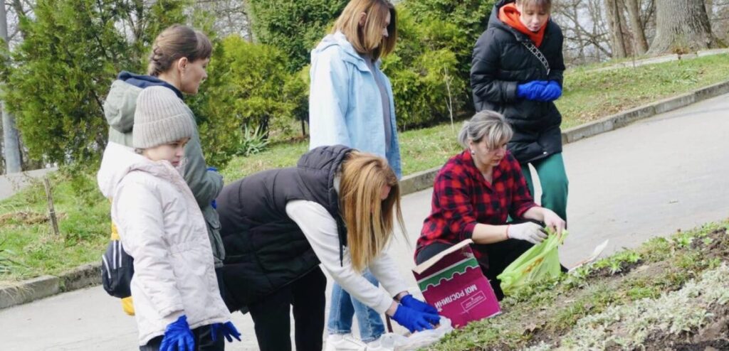 Понад 400 тюльпанів з різних куточків українських міст та світу тепер є в калуському парку