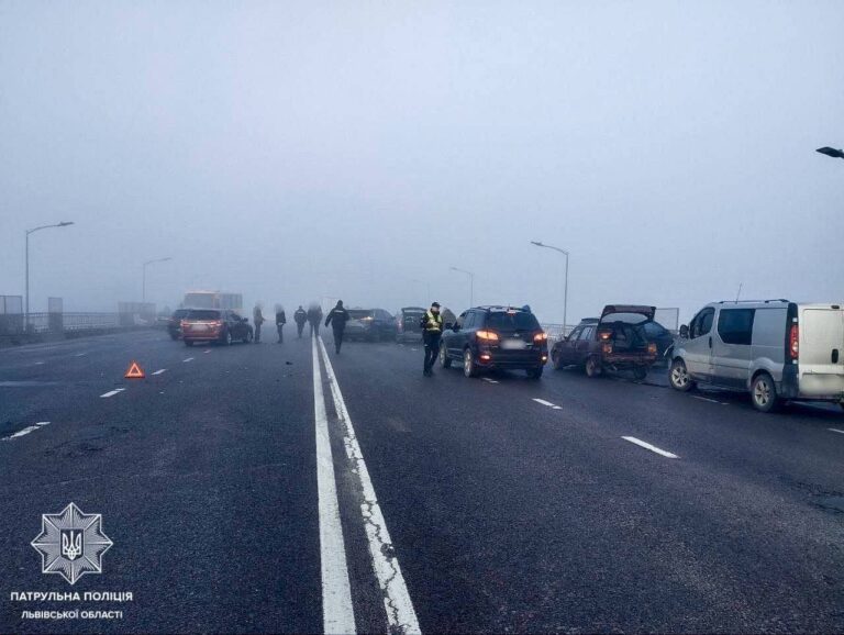 У Львові у масштабній ДТП зіткнулися близько 27 автівок