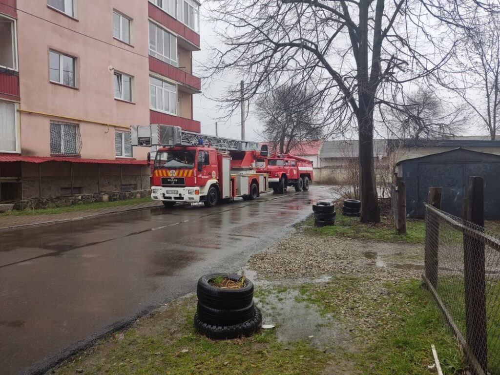 Через пожежу в багатоповерхівці Коломиї евакуювали майже два десятка людей. ФОТО