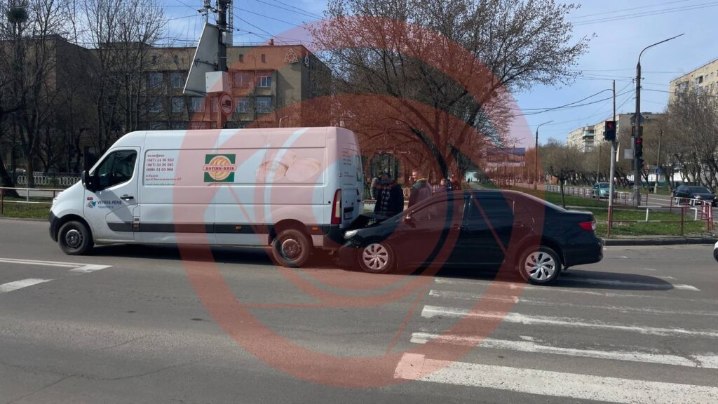 У Калуші зіткнулись легковик та грузовий автобус