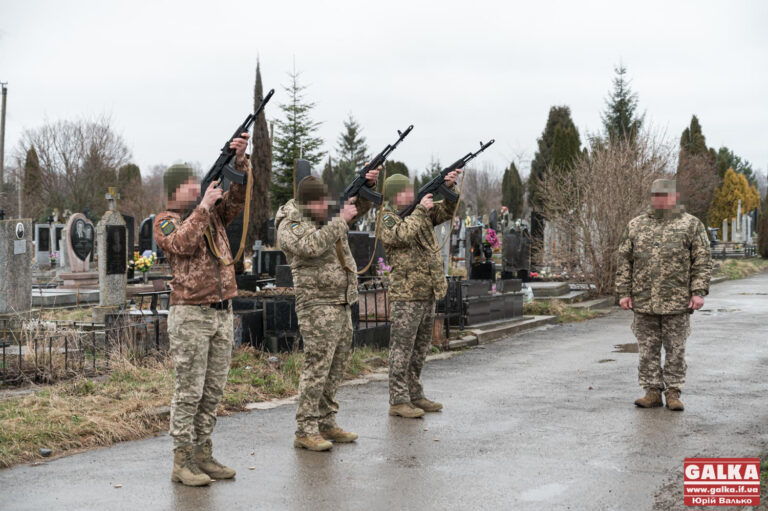 Проліт винищувача в пам’ять: Франківська громада попрощалася з пілотом Андрієм Ткаченком. ФОТО