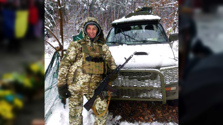 Громада на Коломийщині попрощалася із мужнім воїном Романом Гнатюком