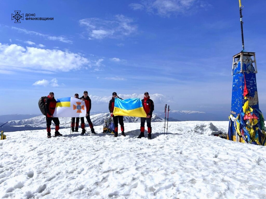 Прикарпатські рятувальники вшанували полеглих воїнів на найвищій точці України