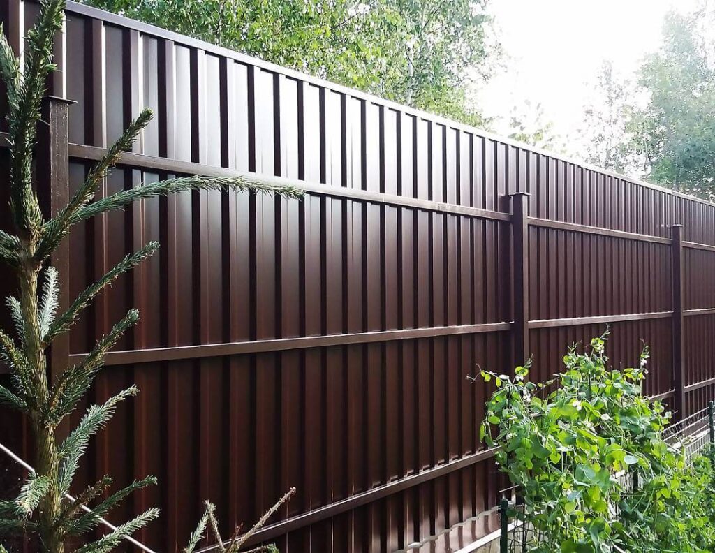 Яку трубу використовувати для забору із профнастилу? Чому найкраще використовувати прямокутні профільні труби