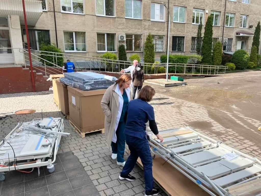 Франківська міська лікарня отримала від волонтерів автоматизовані ліжка для лежачих хворих
