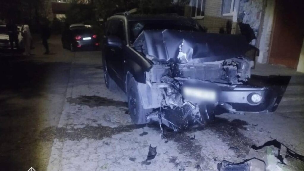 У Франківську нетверезий водій зіткнувся з іншим авто та деревом