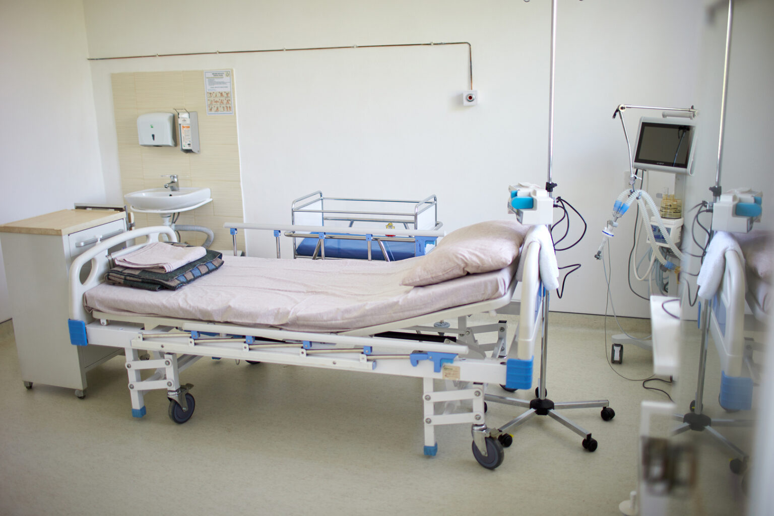 в міському пологому суттєві оновлення,Для безпеки породіль,облаштоване укриття з операційними