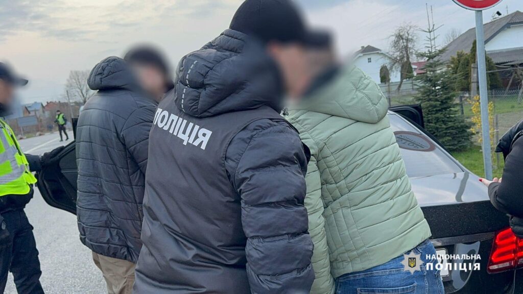 11500 євро за незаконний перетин кордону: поліція Прикарпаття викрила злочинну групу. ФОТО