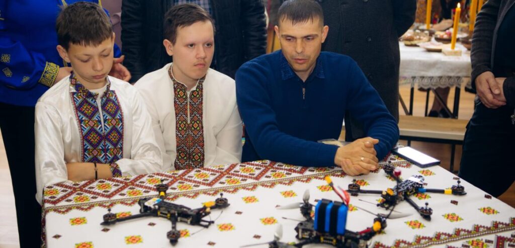 Школярі з Верховинщини на уроках фізики збирають дрони-камікадзе для захисників