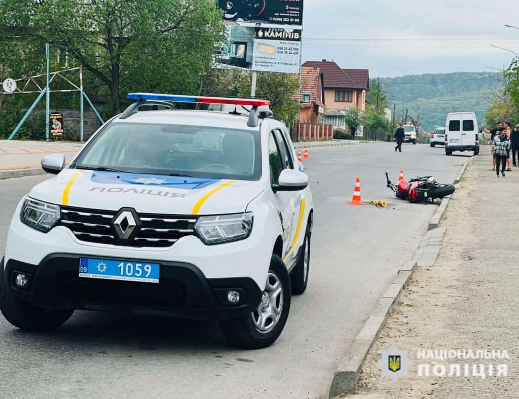 В Надвірній зіткнулись авто та мотоцикл: постраждали двоє людей. ФОТО